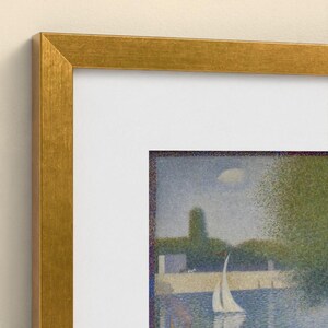 Puede incluir: Una l&aacute;mina art&iacute;stica enmarcada que muestra una pintura de paisaje puntillista de un velero en el agua junto a un muro de piedra y &aacute;rboles. La obra est&aacute; en un marco dorado texturizado con un borde de paspart&uacute; blanco ancho.