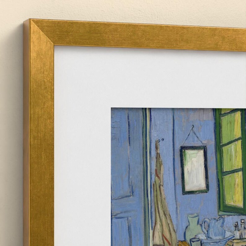 Pu&ograve; includere: Una stampa d'arte incorniciata che riproduce un dipinto con pareti blu, una cornice verde per finestra, un indumento appeso, un piccolo quadro incorniciato e una brocca su una superficie, racchiusa in una cornice color oro con passe-partout bianco.
