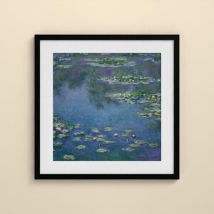 Puede incluir: Una impresi&oacute;n cuadrada enmarcada de una pintura impresionista que representa un estanque con agua azul, hojas de nen&uacute;far verdes y peque&ntilde;os nen&uacute;fares rosas. La obra est&aacute; en un marco negro sencillo con un paspart&uacute; de color blanco.