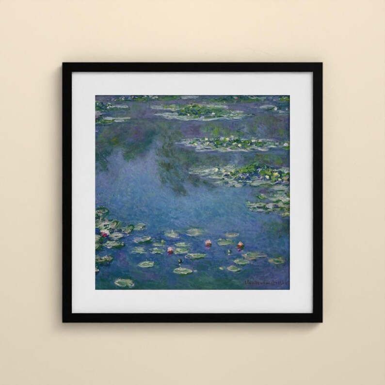 Puede incluir: Una impresi&oacute;n cuadrada enmarcada de una pintura impresionista que representa un estanque con agua azul, hojas de nen&uacute;far verdes y peque&ntilde;os nen&uacute;fares rosas. La obra est&aacute; en un marco negro sencillo con un paspart&uacute; de color blanco.