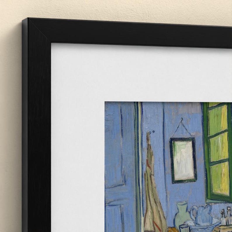 Pu&ograve; includere: Una stampa artistica incorniciata raffigurante un dipinto di un interno con pareti blu, una cornice della finestra verde, un panno appeso e un piccolo quadro. L'opera &egrave; racchiusa in un passe-partout bianco e una sottile cornice in legno nero.