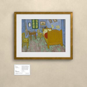 Pu&ograve; includere: Una stampa incorniciata del dipinto La camera di Vincent a Arles, che mostra un letto giallo, due sedie e un tavolo di legno in una stanza dalle pareti blu. Sotto la cornice si trova un piccolo cartellino informativo bianco con il titolo Der Schlafzimmer.