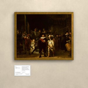 Puede incluir: Un &oacute;leo enmarcado titulado La ronda de noche de Rembrandt, que representa a un grupo de figuras con ropa oscura y toques de rojo, amarillo y blanco. Debajo del cuadro hay una peque&ntilde;a placa informativa blanca con texto en negro.