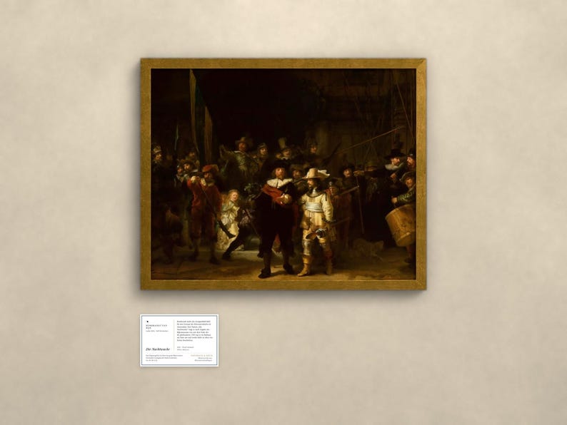 Puede incluir: Un &oacute;leo enmarcado titulado La ronda de noche de Rembrandt, que representa a un grupo de figuras con ropa oscura y toques de rojo, amarillo y blanco. Debajo del cuadro hay una peque&ntilde;a placa informativa blanca con texto en negro.