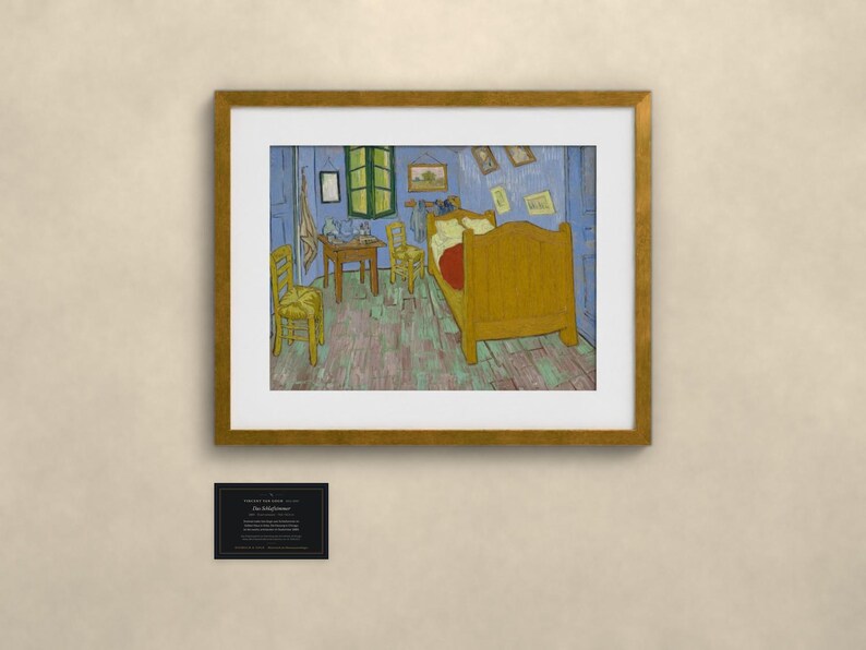 Pu&ograve; includere: Una stampa d'arte incorniciata della Camera di Van Gogh ad Arles, con un letto giallo, sedie in legno e un tavolo in una stanza blu. Sotto la stampa si trova una piccola targa nera con testo bianco che descrive l'opera e l'artista.