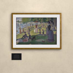 Puede incluir: Una impresi&oacute;n enmarcada de la obra de Georges Seurat, Tarde de domingo en la isla de la Grande Jatte, con figuras en un parque, un perro y un mono. Debajo del marco hay una peque&ntilde;a placa negra con texto blanco que detalla la obra.