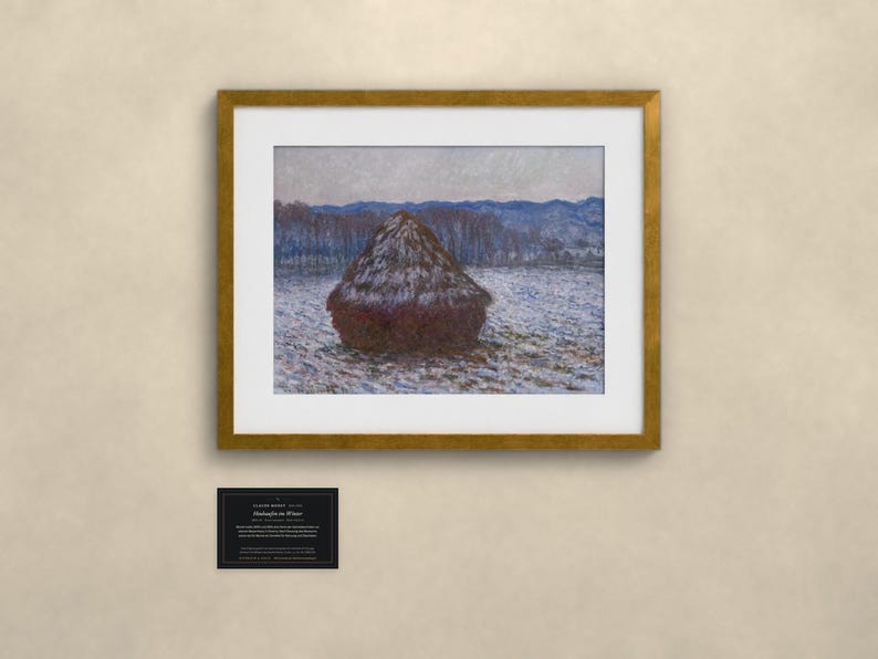 K&ouml;nnte beinhalten: Ein gerahmter Druck von Claude Monets Getreideschober im Winter, der einen dunkelbraunen Heuhaufen auf einem verschneiten Feld mit bl&auml;ulichen B&auml;umen und H&uuml;geln zeigt. Darunter befindet sich eine schwarze Plakette mit wei&szlig;em Text.