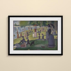 Puede incluir: Una impresi&oacute;n enmarcada de una pintura puntillista que representa una escena de parque junto a un r&iacute;o. La obra muestra numerosas figuras con vestimenta del siglo XIX, incluyendo personas con sombrillas, sombreros de copa y vestidos largos, junto a un perro negro.
