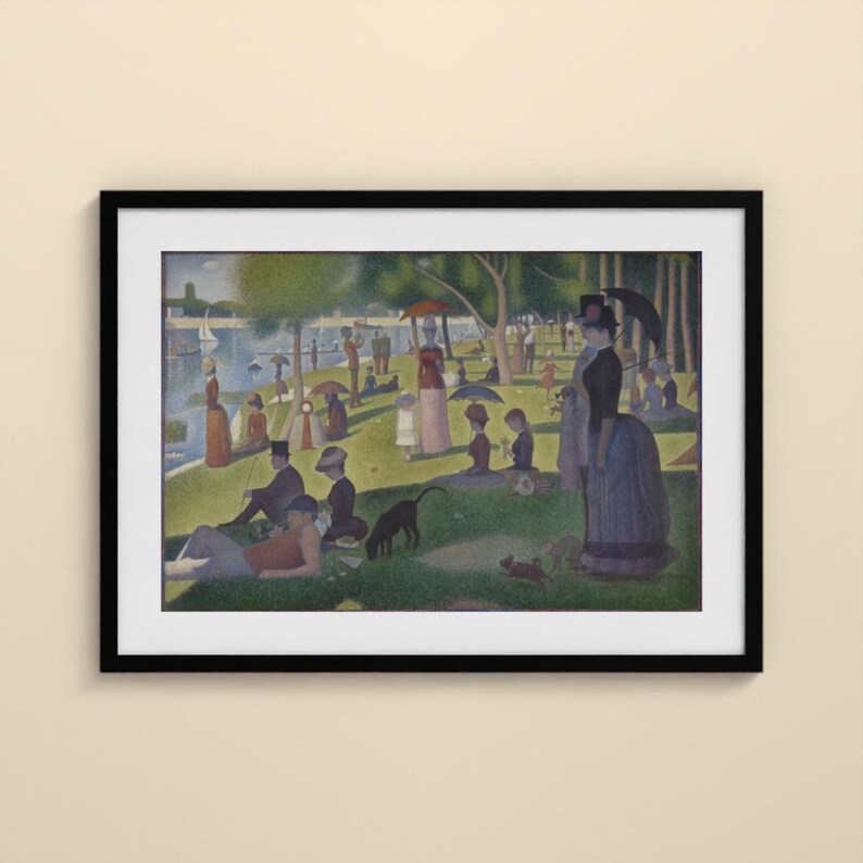 Puede incluir: Una impresi&oacute;n enmarcada de una pintura puntillista que representa una escena de parque junto a un r&iacute;o. La obra muestra numerosas figuras con vestimenta del siglo XIX, incluyendo personas con sombrillas, sombreros de copa y vestidos largos, junto a un perro negro.