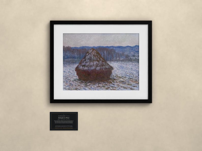 K&ouml;nnte beinhalten: Ein gerahmter Kunstdruck von Claude Monets Getreideschober im Winter, der einen dunkelbraunen Heuhaufen auf einem verschneiten Feld mit blauen H&uuml;geln im Hintergrund zeigt. Das Bild befindet sich in einem schwarzen Rahmen mit wei&szlig;em Passepartout.