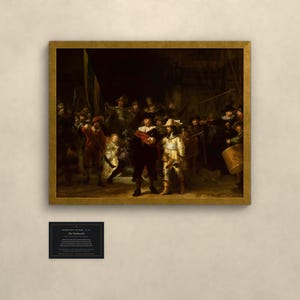 Puede incluir: Una reproducci&oacute;n enmarcada del cuadro La ronda de noche de Rembrandt, que muestra un grupo de figuras con una iluminaci&oacute;n oscura y dram&aacute;tica. Debajo del cuadro hay una peque&ntilde;a placa negra con texto blanco que detalla la obra de arte.