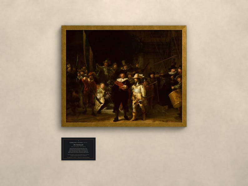 Puede incluir: Una reproducci&oacute;n enmarcada del cuadro La ronda de noche de Rembrandt, que muestra un grupo de figuras con una iluminaci&oacute;n oscura y dram&aacute;tica. Debajo del cuadro hay una peque&ntilde;a placa negra con texto blanco que detalla la obra de arte.