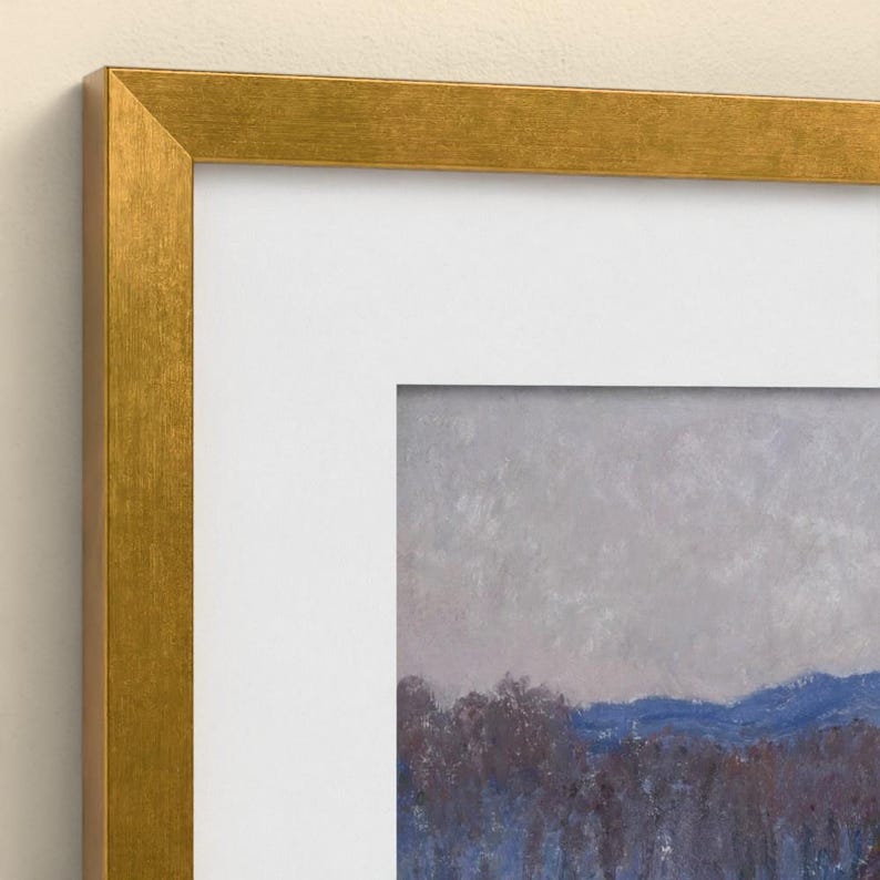 K&ouml;nnte beinhalten: Ein gerahmtes Landschaftsgem&auml;lde mit einem strukturierten, hellgrauen Himmel &uuml;ber einer Reihe dunkelblauer und violetter B&auml;ume, mit fernen blauen Bergen im Hintergrund. Das Kunstwerk befindet sich in einem goldfarbenen Rahmen mit einem breiten, wei&szlig;en Passepartout.