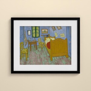 Pu&ograve; includere: Una stampa incorniciata di un dipinto che raffigura una camera da letto con pareti blu e pavimento in legno. La stanza contiene un grande letto giallo, due sedie gialle, un piccolo tavolo in legno e diversi quadri incorniciati alle pareti vicino a una finestra verde.