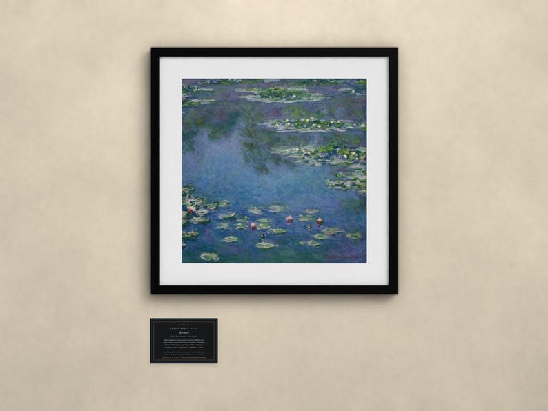 Puede incluir: Una impresi&oacute;n art&iacute;stica cuadrada enmarcada que muestra una pintura impresionista de un estanque con agua azul, nen&uacute;fares verdes y peque&ntilde;as flores de loto rosas. Debajo de la obra enmarcada hay una peque&ntilde;a placa negra con texto blanco.