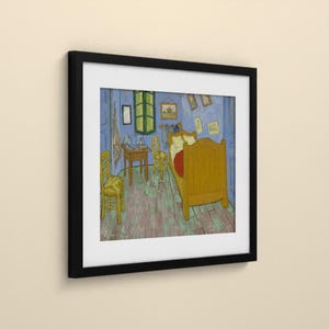 Pu&ograve; includere: Una stampa artistica incorniciata che raffigura una camera da letto con un letto in legno, due sedie e un tavolino. Le pareti sono blu, il pavimento &egrave; verde chiaro e i mobili sono gialli. Diversi piccoli quadri sono appesi alle pareti blu.