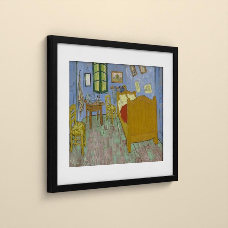 Pu&ograve; includere: Una stampa artistica incorniciata che raffigura una camera da letto con un letto in legno, due sedie e un tavolino. Le pareti sono blu, il pavimento &egrave; verde chiaro e i mobili sono gialli. Diversi piccoli quadri sono appesi alle pareti blu.