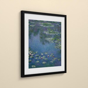 Puede incluir: Una l&aacute;mina art&iacute;stica enmarcada que muestra una pintura impresionista de un estanque con agua azul, nen&uacute;fares verdes y peque&ntilde;as flores rosas. La obra est&aacute; dentro de un marco negro fino con un paspart&uacute; blanco ancho, vista de lado.