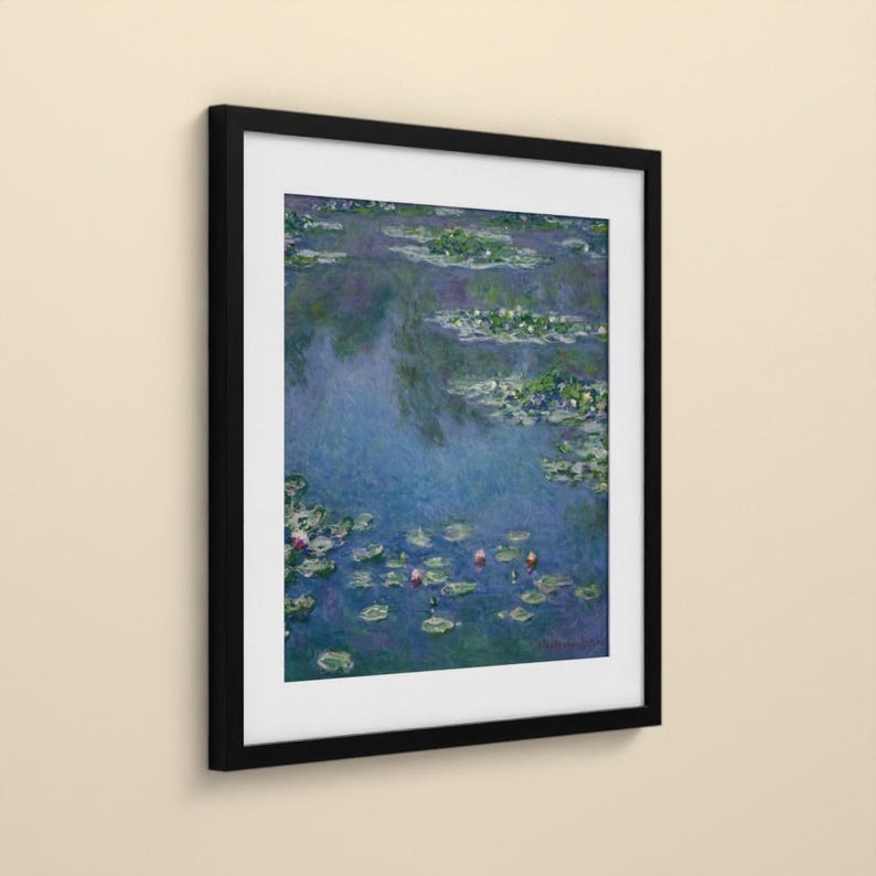 Puede incluir: Una l&aacute;mina art&iacute;stica enmarcada que muestra una pintura impresionista de un estanque con agua azul, nen&uacute;fares verdes y peque&ntilde;as flores rosas. La obra est&aacute; dentro de un marco negro fino con un paspart&uacute; blanco ancho, vista de lado.