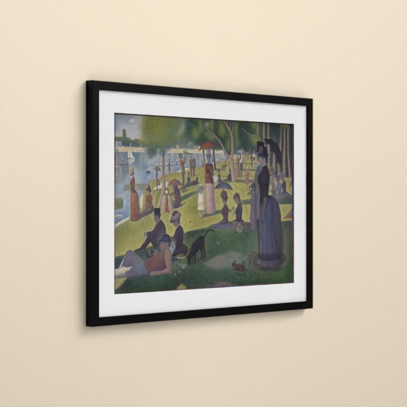 Puede incluir: Una impresi&oacute;n enmarcada de una pintura puntillista que representa una escena de parque con numerosas figuras, &aacute;rboles y un r&iacute;o al fondo. La obra presenta una paleta de colores verdes, azules y tonos tierra, mostrando a personas descansando sobre el c&eacute;sped.