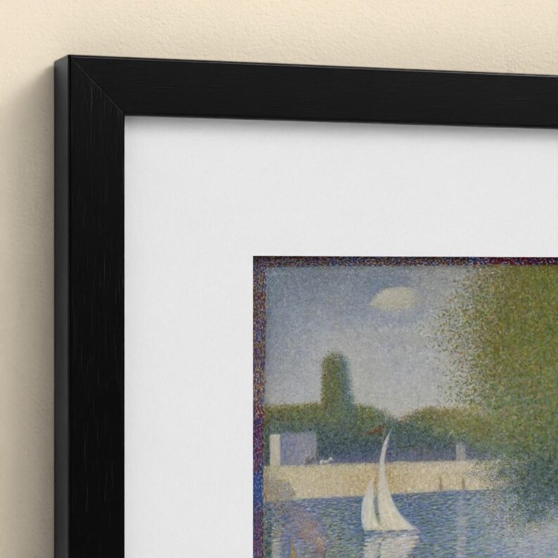 Puede incluir: Una l&aacute;mina enmarcada que muestra una pintura paisaj&iacute;stica puntillista de un velero en el agua junto a un muro de piedra y &aacute;rboles. La obra est&aacute; rodeada por un paspart&uacute; blanco ancho y un marco negro fino con acabado texturizado.