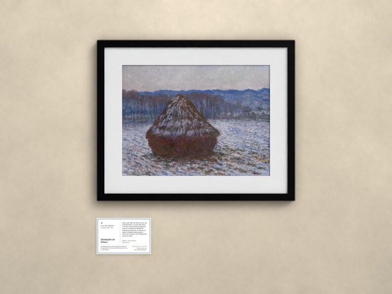 K&ouml;nnte beinhalten: Ein gerahmter Druck von Claude Monets Gem&auml;lde "Haystacks in Snow" mit einem dunkelbraunen Heuhaufen auf einem verschneiten Feld, im Hintergrund B&auml;ume und Berge in Blaut&ouml;nen. Unter dem Rahmen befindet sich eine kleine Informationskarte.