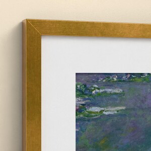 Puede incluir: Una l&aacute;mina art&iacute;stica enmarcada que muestra una pintura impresionista de un estanque de nen&uacute;fares. La obra presenta tonos morados, azules y verdes con pinceladas visibles. Est&aacute; en un marco dorado met&aacute;lico con un borde de paspart&uacute; blanco.