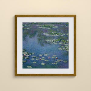 Puede incluir: Una l&aacute;mina de arte enmarcada que muestra una pintura impresionista de un estanque lleno de nen&uacute;fares. La obra presenta tonos de agua azul profundo y violeta con hojas de nen&uacute;far verdes dispersas y peque&ntilde;as flores rosas, en un marco dorado.
