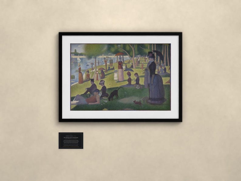 Puede incluir: Una l&aacute;mina enmarcada de Tarde de domingo en la isla de la Grande Jatte de Georges Seurat, con figuras puntillistas en un parque junto al r&iacute;o y una peque&ntilde;a placa negra con texto descriptivo debajo de la obra.