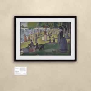Puede incluir: Una impresi&oacute;n enmarcada de Tarde de domingo en la isla de la Grande Jatte de Georges Seurat, que muestra una escena de parque con numerosas figuras, un perro negro y un mono, en un marco negro con paspart&uacute; blanco y una peque&ntilde;a placa informativa.