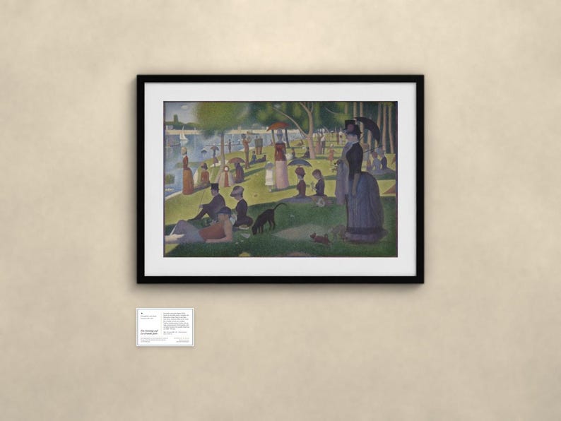 Puede incluir: Una impresi&oacute;n enmarcada de Tarde de domingo en la isla de la Grande Jatte de Georges Seurat, que muestra una escena de parque con numerosas figuras, un perro negro y un mono, en un marco negro con paspart&uacute; blanco y una peque&ntilde;a placa informativa.