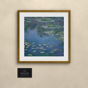 Puede incluir: Una impresi&oacute;n enmarcada del cuadro Nen&uacute;fares de Claude Monet, que muestra agua azul y verde con nen&uacute;fares flotantes y flores rosas. Debajo de la obra con marco dorado hay una peque&ntilde;a placa negra con texto blanco descriptivo.