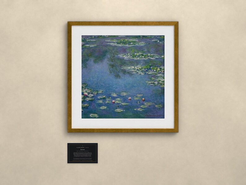 Puede incluir: Una impresi&oacute;n enmarcada del cuadro Nen&uacute;fares de Claude Monet, que muestra agua azul y verde con nen&uacute;fares flotantes y flores rosas. Debajo de la obra con marco dorado hay una peque&ntilde;a placa negra con texto blanco descriptivo.
