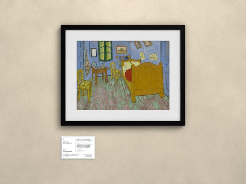 Pu&ograve; includere: Una stampa d'arte incorniciata della Camera di Van Gogh ad Arles, raffigurante un letto giallo, due sedie e un tavolino in una stanza dalle pareti blu con una finestra verde, accompagnata da un piccolo cartellino informativo con del testo.