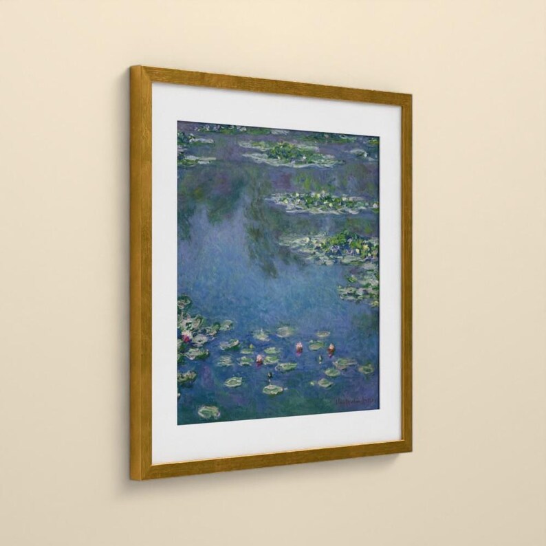 Puede incluir: Una l&aacute;mina art&iacute;stica enmarcada que muestra una pintura impresionista de un estanque con agua azul, nen&uacute;fares verdes y peque&ntilde;as flores rosas. La obra est&aacute; rodeada por un marco dorado fino con un paspart&uacute; blanco ancho.