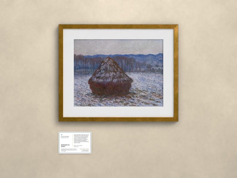 K&ouml;nnte beinhalten: Ein gerahmter Druck eines impressionistischen Gem&auml;ldes mit einem dunkelbraunen Heuhaufen auf einem verschneiten Feld unter einem blassen Himmel. Das Kunstwerk ist in einem goldfarbenen Rahmen mit wei&szlig;em Passepartout. Darunter befindet sich ein Schild.