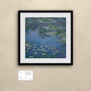Puede incluir: Una impresi&oacute;n cuadrada enmarcada del cuadro Nen&uacute;fares de Claude Monet, con agua azul, hojas de nen&uacute;far verdes y flores rosas. Debajo de la obra hay una peque&ntilde;a tarjeta informativa rectangular blanca con texto impreso.