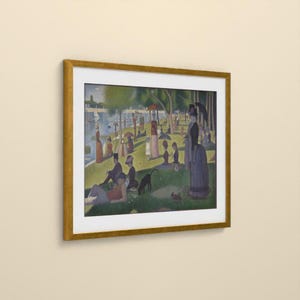 Puede incluir: Una impresi&oacute;n enmarcada de una pintura puntillista que representa una escena de parque con numerosas figuras, incluyendo personas con vestimenta formal, sombrillas y un perro en un c&eacute;sped cerca de un r&iacute;o con veleros.