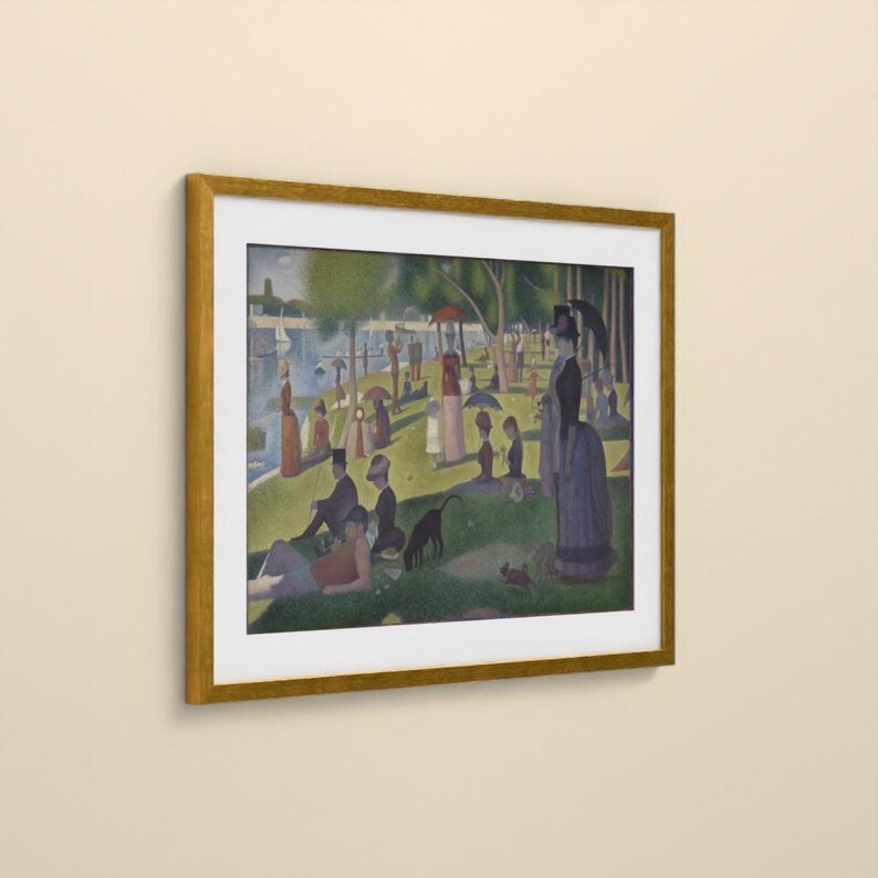 Puede incluir: Una impresi&oacute;n enmarcada de una pintura puntillista que representa una escena de parque con numerosas figuras, incluyendo personas con vestimenta formal, sombrillas y un perro en un c&eacute;sped cerca de un r&iacute;o con veleros.