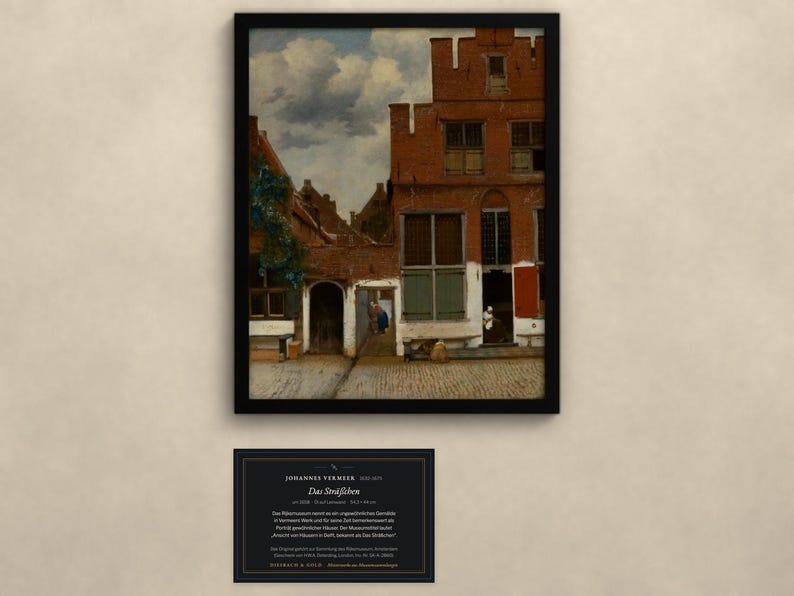 Op de afbeelding: Een ingelijste print van Johannes Vermeer's schilderij Het Straatje, met een rood bakstenen Nederlands huis met trapgevel, groene luiken en een geplaveid steegje. Onder de lijst bevindt zich een zwart plaatje met witte tekst over het kunstwerk.