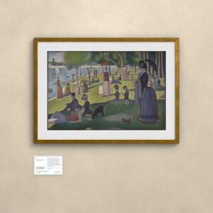 Puede incluir: Una impresi&oacute;n enmarcada de Tarde de domingo en la isla de la Grande Jatte de Georges Seurat, que muestra una escena de parque con figuras, un perro y un mono junto a un r&iacute;o. Debajo de la obra con marco dorado hay una peque&ntilde;a placa informativa.