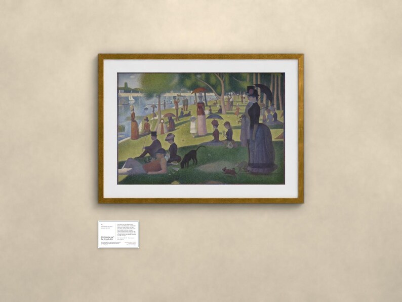 Puede incluir: Una impresi&oacute;n enmarcada de Tarde de domingo en la isla de la Grande Jatte de Georges Seurat, que muestra una escena de parque con figuras, un perro y un mono junto a un r&iacute;o. Debajo de la obra con marco dorado hay una peque&ntilde;a placa informativa.