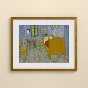 Pu&ograve; includere: Una stampa incorniciata di un dipinto che raffigura una camera da letto con pareti blu e pavimento in legno. La stanza contiene un grande letto giallo, due sedie in legno gialle, un tavolino in legno e diversi piccoli quadri alle pareti.