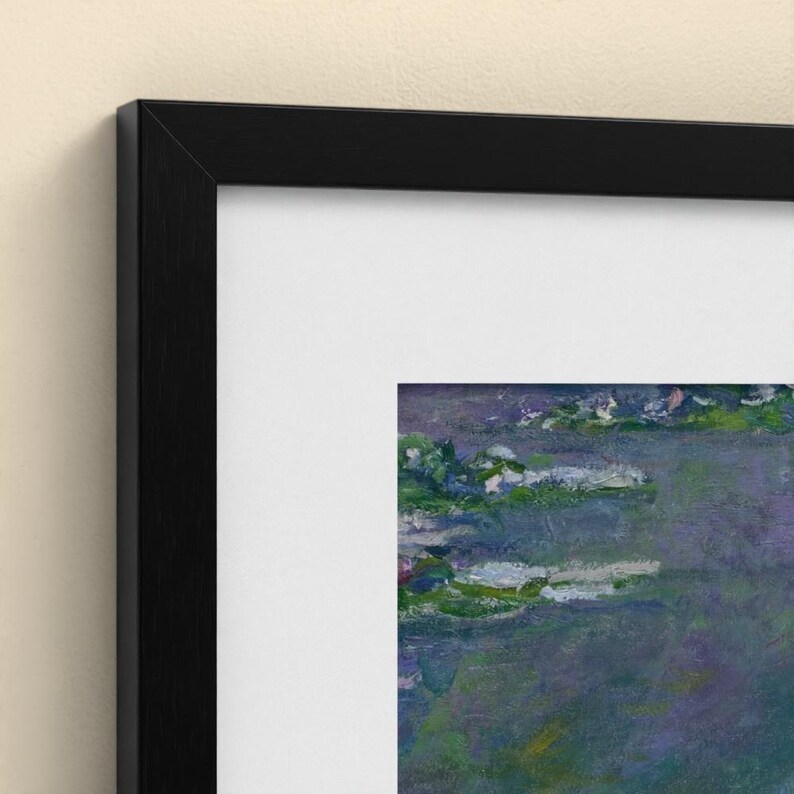 Puede incluir: Una pieza de arte mural enmarcada que presenta una pintura impresionista de un estanque con nen&uacute;fares. La obra muestra tonos azules, morados y verdes, encerrada en un marco negro fino con un borde de paspart&uacute; blanco alrededor de la impresi&oacute;n.