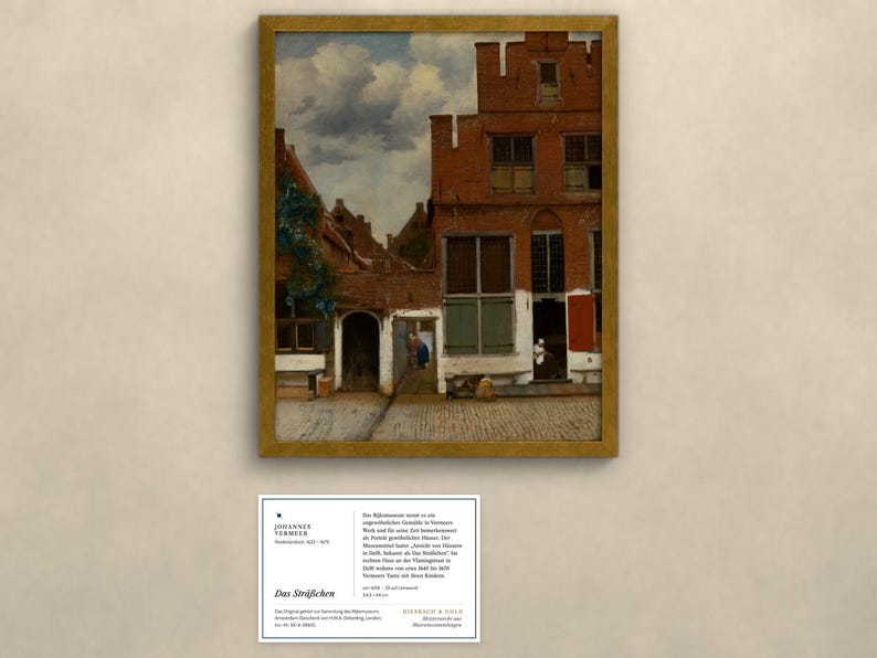 Op de afbeelding: Een ingelijst olieverfschilderij met een Nederlandse straatsc&egrave;ne met rode bakstenen gebouwen, een bewolkte lucht en figuren op een binnenplaats. Onder het schilderij bevindt zich een witte informatiekaart met zwarte tekst getiteld Das Str&auml;&szlig;chen van Johannes Vermeer.