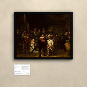 Puede incluir: Una impresi&oacute;n enmarcada de La ronda de noche de Rembrandt, que muestra un grupo de figuras con una iluminaci&oacute;n oscura y dram&aacute;tica. Debajo del cuadro hay una peque&ntilde;a tarjeta informativa blanca con texto negro sobre la obra.