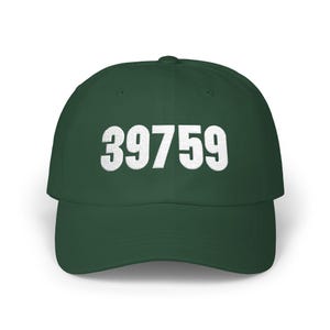 Peut inclure: Casquette de baseball vert foncé avec le numéro blanc "39759" brodé sur le devant. La casquette a une visière incurvée et une couronne arrondie, adaptée aux tenues décontractées.