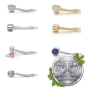 Puede incluir: Una colección de ocho pulseras o conectores de metal con varios diseños, incluyendo piezas en forma de corazón, esféricas y con detalles de hojas en tonos plateados y dorados, algunas con piedras incrustadas y texto.