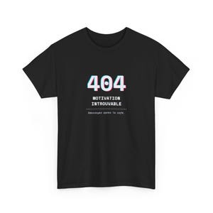 Può includere: Una t-shirt nera a maniche corte con il testo bianco 404 MOTIVATION INTROUVABLE con effetto glitch, seguito da una linea tratteggiata e dal testo più piccolo Réessayez après le café centrato sul petto.