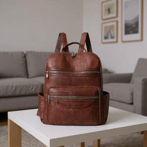 Zaino in vera pelle di pecora, stile classico vintage minimalista.